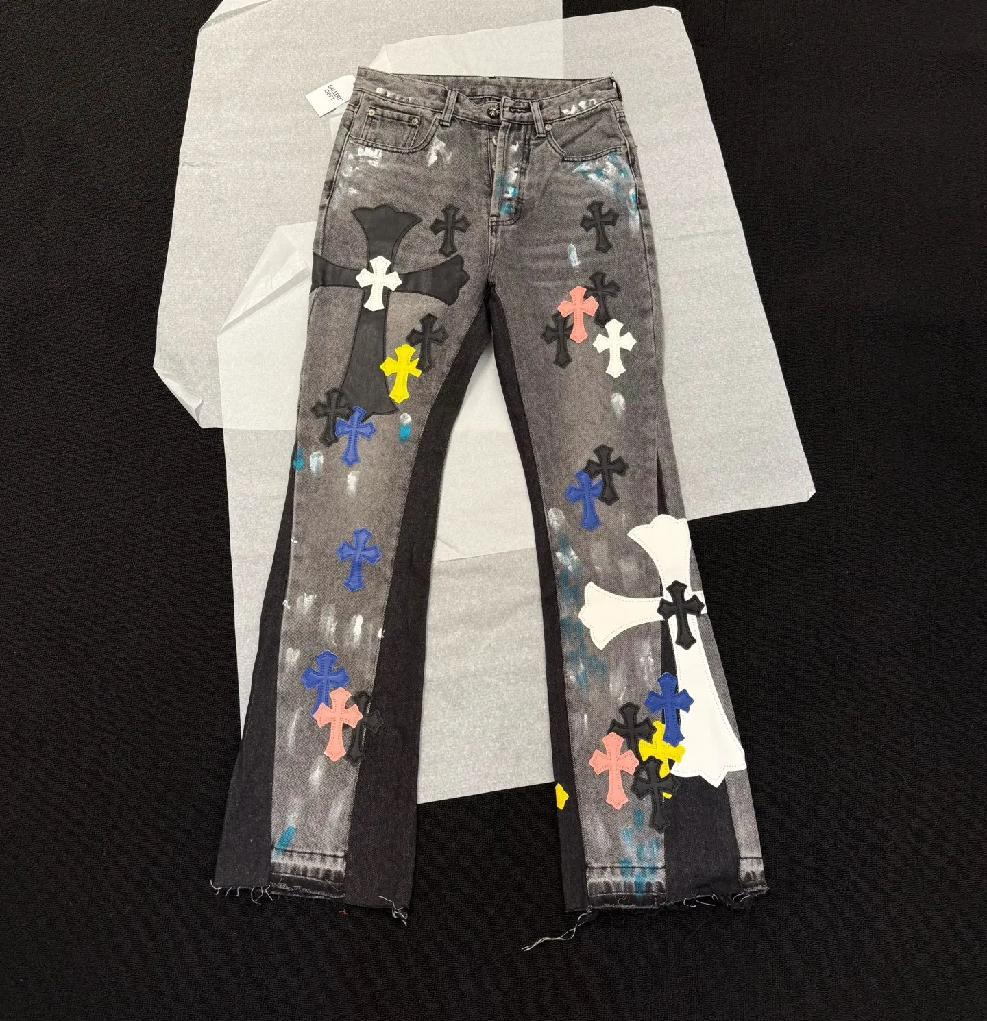 P320 model number: D371 GALLERY DEPT & Chrome hearts, washed gray spliced cross jeans, three-dimensional version, factory precision, original factory quality control, heavy-duty washed pure cotton denim fabric used in the process Size: 28, 30, 32, 34, 36 (S-XXL) Color: splicing Size reference # 28 trouser length 100 waist 72 30 trouser length 102 waist 76 32 pants length 104 waist circumference 80 34 pants length 106 waist circumference 84 36 pants length 108 waist circumference 88